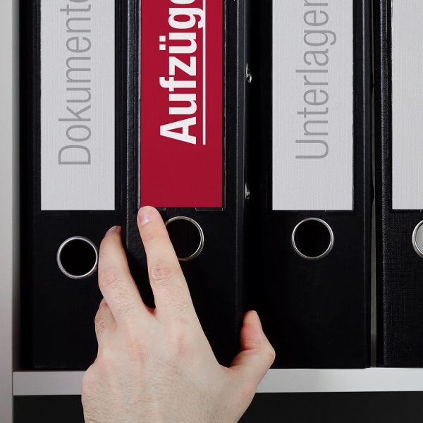 Aufzüge – Recht/Gesetz/Anwalt. Ordner im Regal. Hand nimmt Un
