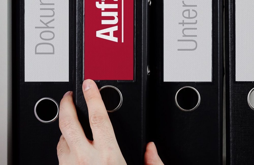 Aufzüge – Recht/Gesetz/Anwalt. Ordner im Regal. Hand nimmt Un